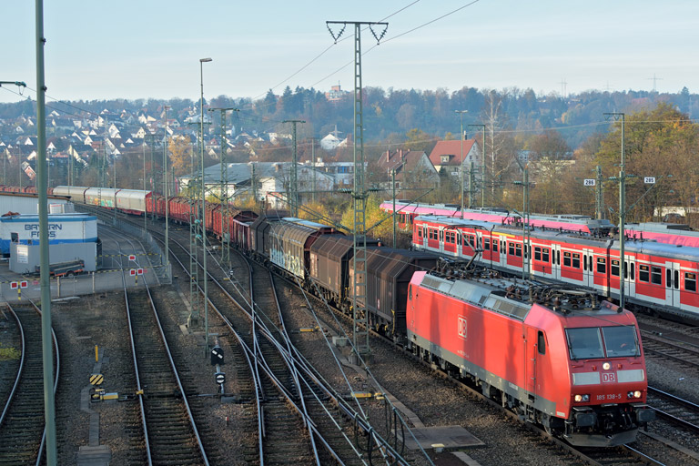 185 138 mit EK 74812 bei km 16,0 (November 2014)