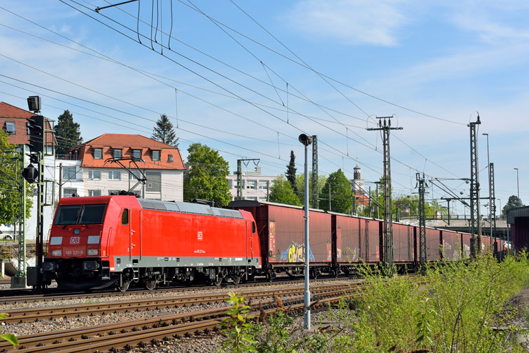 152 043 mit GA 52936 bei km 15,4 (April 2014)