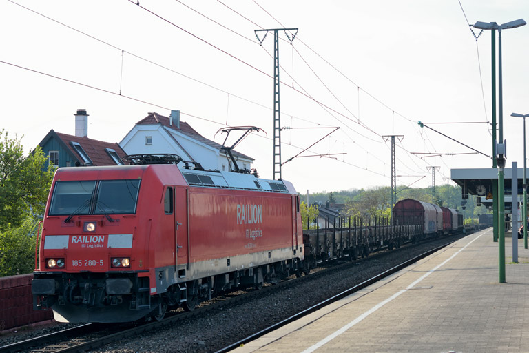 185 280 mit EZ 44698 bei km 16,8 (April 2014)