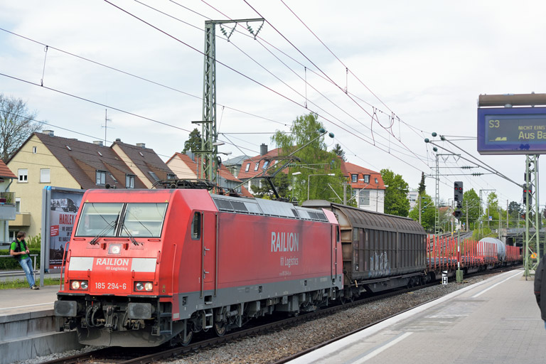 185 294 mit EZ 44695 bei km 15,6 (April 2014)