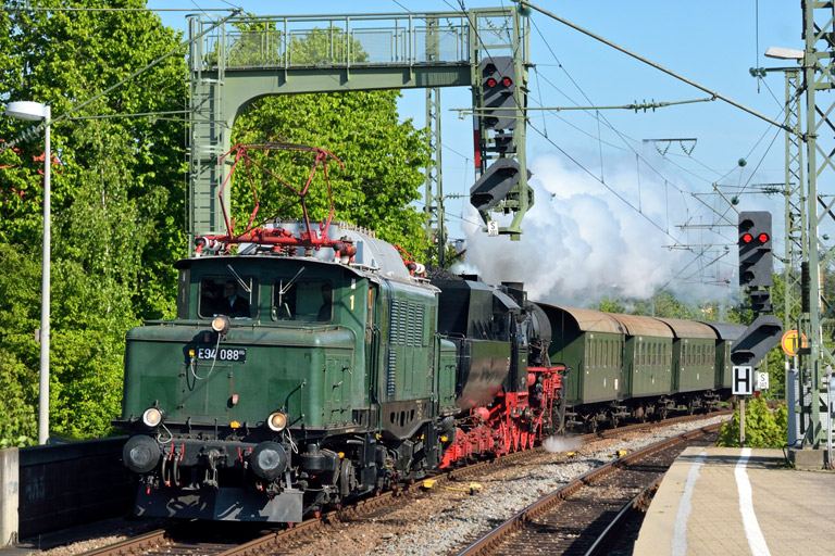 194 088 und 52 7596 mit DLr 25043 bei km 16,6 (Mai 2014)