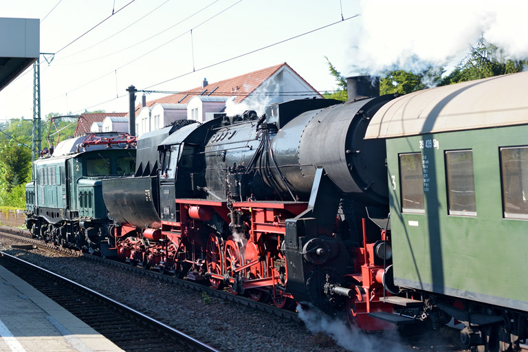 194 088 und 52 7596 mit DLr 25043 bei km 16,8 (Mai 2014)