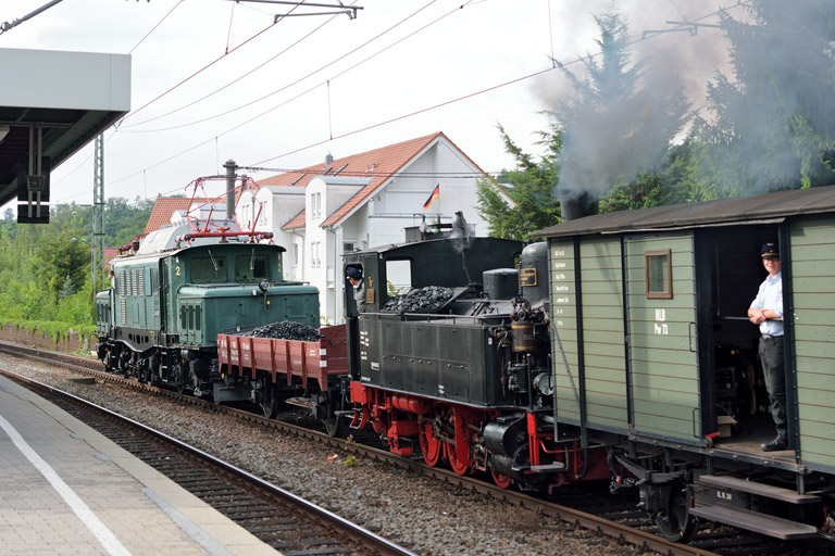 194 088 und T3 930 mit DLr 25043 bei km 16,8 (Juli 2014)