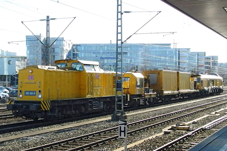 203 302 und Gleisfräsmaschine SFM 601 bei km 15,6 (Februar 2014)