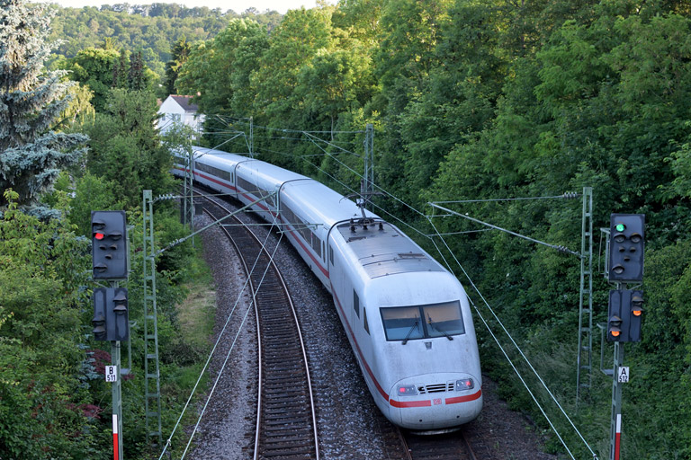 Baureihe 401 (Tz 52) mit 401 052 und 401 552 bei km 7,8 (Juni 2014)