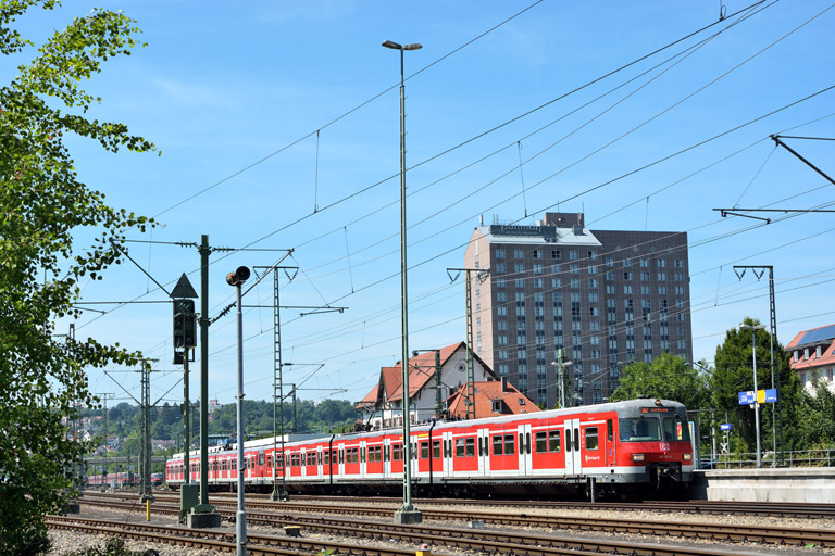 420 921 als S3 bei km 15,6 (Juli 2014)