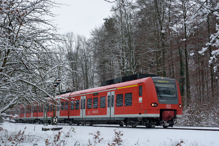 425 306 als RE 19088 bei km 10,6 (Dezember 2014)