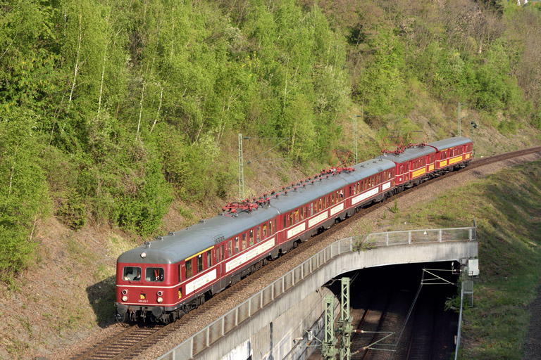 425 420/120 und 465 005/865 611 als DPE 20344 bei km 13,8 (April 2014)