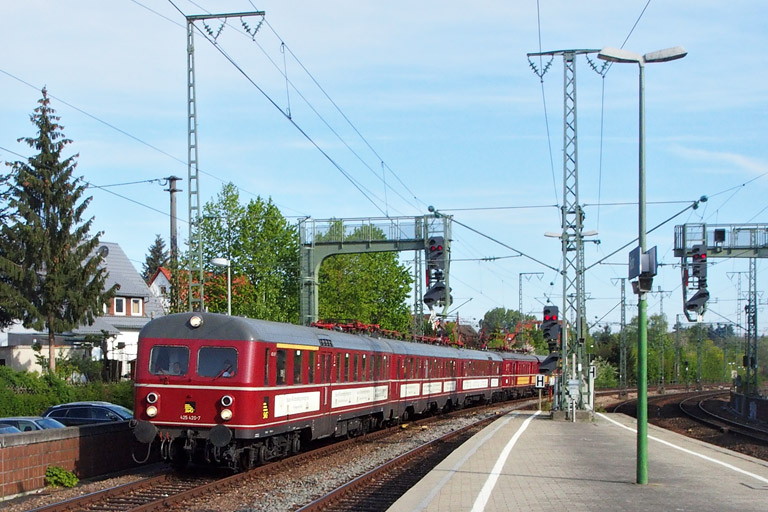 425 420/120 und 465 005/865 611 als DPE 20344 bei km 16,6 (April 2014)