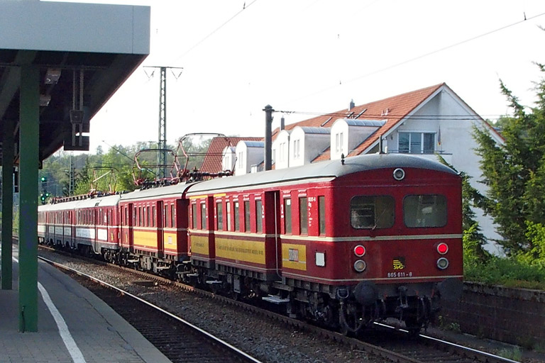 425 420/120 und 465 005/865 611 als DPE 20344 bei km 16,8 (April 2014)