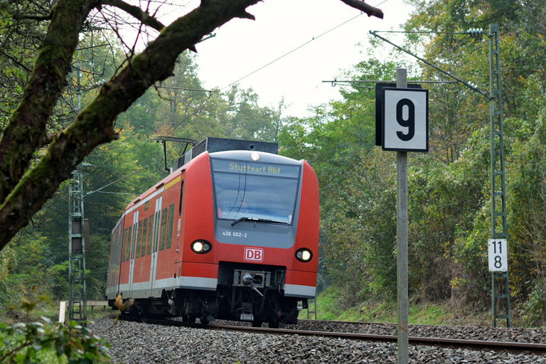 426 002 mit RE 19086 bei km 11,8 (Oktober 2014)