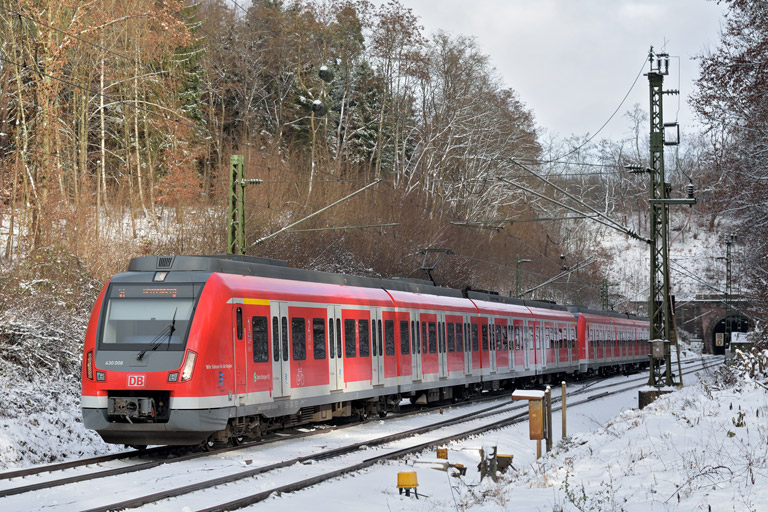 430 008 als S1 bei km 18,0 (Dezember 2014)