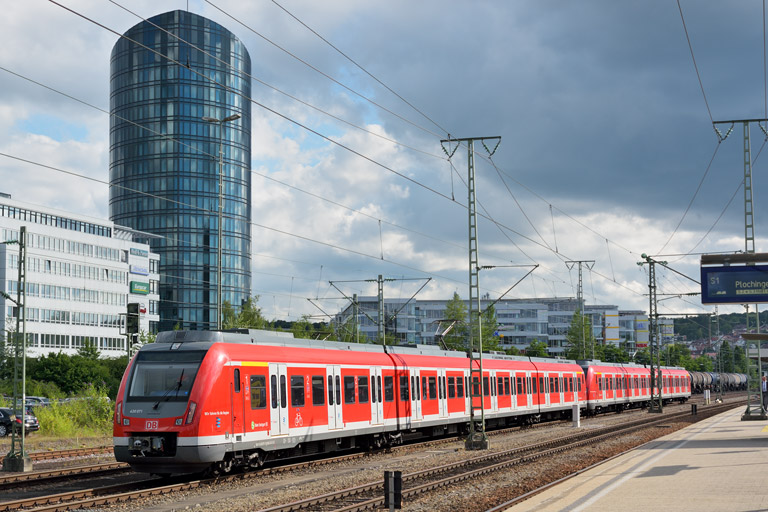 430 071 und 430 010 bei km 15,6 (Juli 2014)