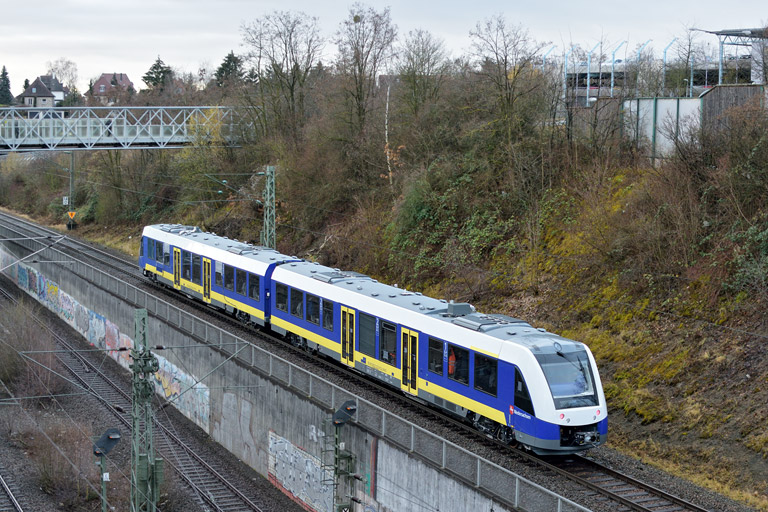 622 702/622 202 als ST 92700 bei km 14,0 (Februar 2014)