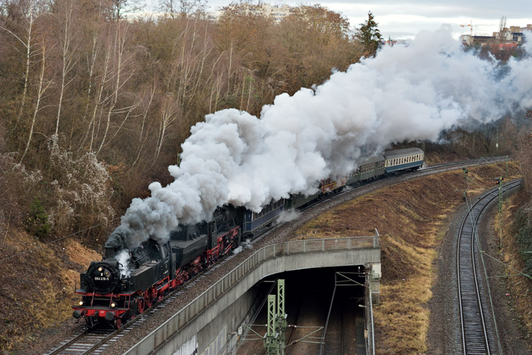 64 419 und 52 7596 mit DPE 79440 bei km 13,8 (Januar 2014)