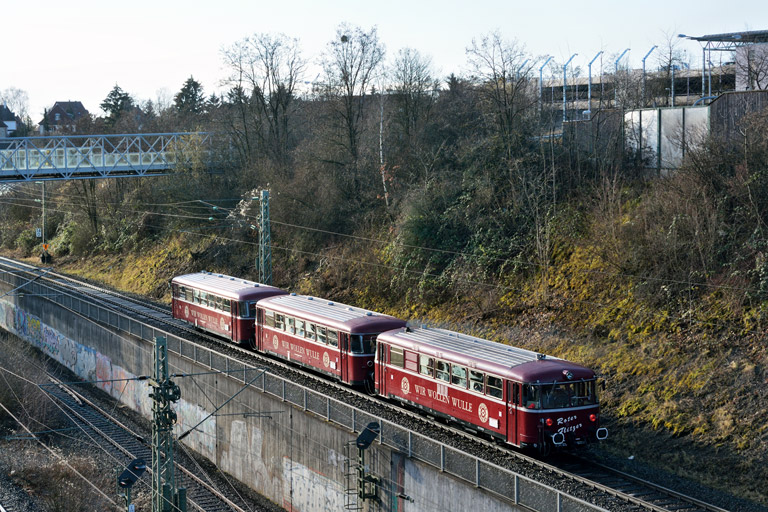 998 554, 998 417 und 798 469 als DPF 2102 bei km 14,0 (Februar 2014)