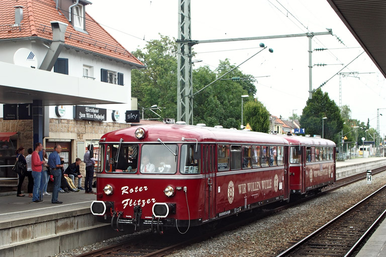 998 554 und 798 469 als DPN 24588 bei km 15,6 (Juli 2014)