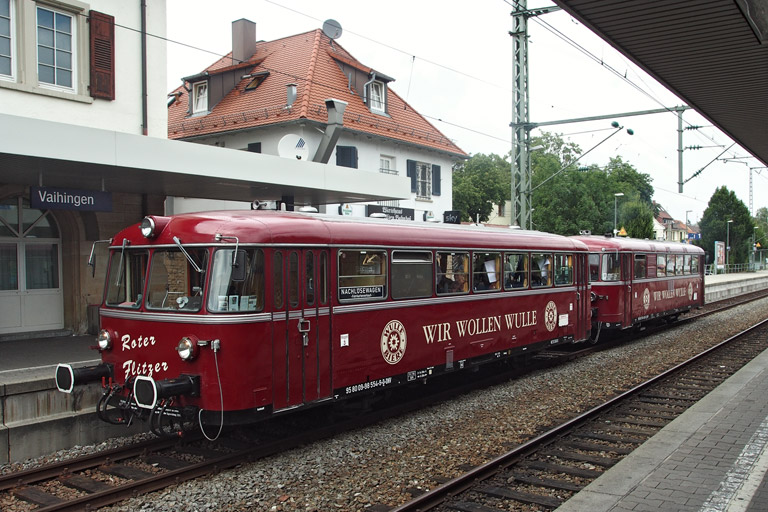 998 554 und 798 469 als DPN 24588 bei km 15,6 (Juli 2014)