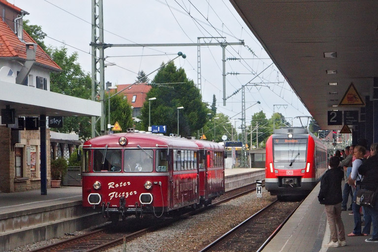 998 554 und 798 469 als DPN 24588 bei km 15,6 (Juli 2014)