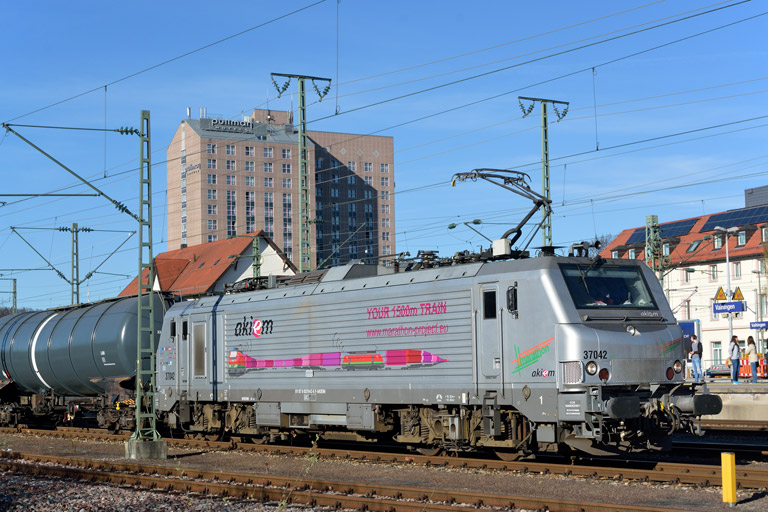 Akiem 37042 mit DGS 91277 bei km 15,6 (M&auml;rz 2014)