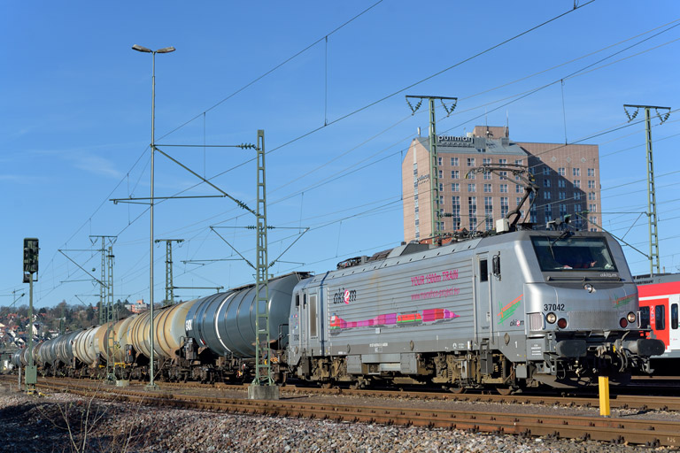 Akiem 37042 mit DGS 91277 bei km 15,6 (M&auml;rz 2014)