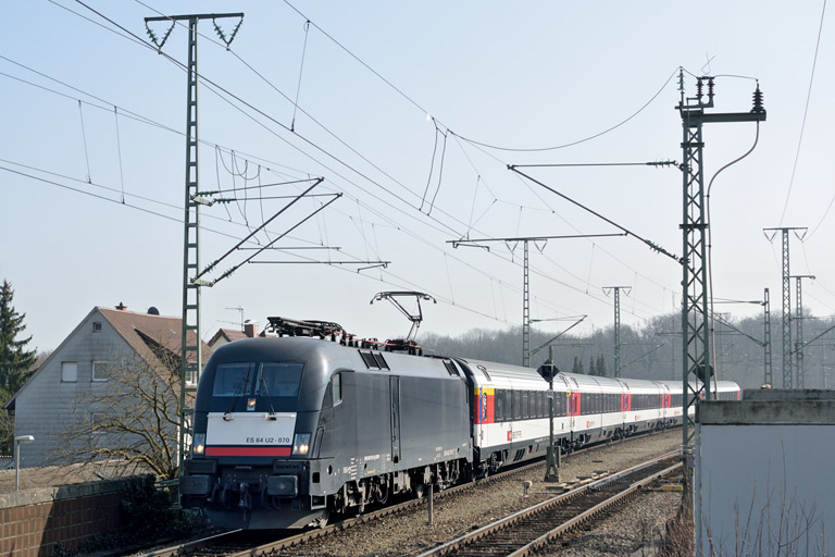 ES 64 U2-070 mit IC 280 bei km 16,8 (M&auml;rz 2014)