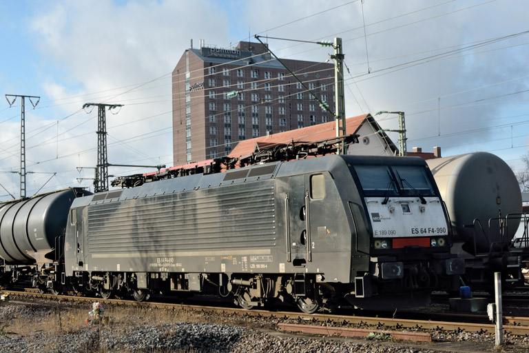 ES 64 F4-990 bei km 15,6 (Dezember 2014)