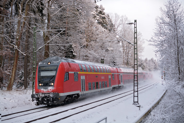 RE 19043 bei km 18,6 (Dezember 2014)