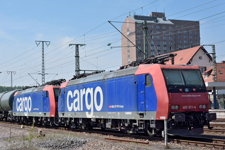 482 011 und 482 001 bei km 15,6 (April 2014)