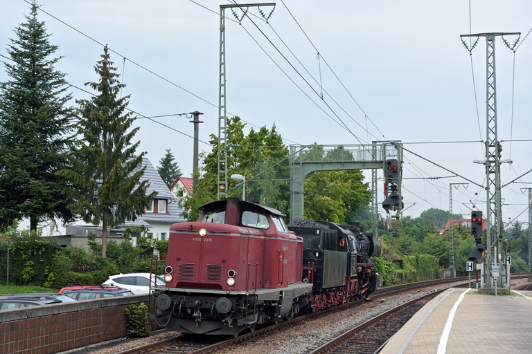 V100 2335 und 50 2988 als Tfzf 68832 bei km 16,8 (Juli 2014)