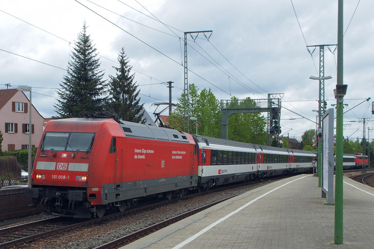 101 008 mit IC 2541 bei km 16,8 (Mai 2015)