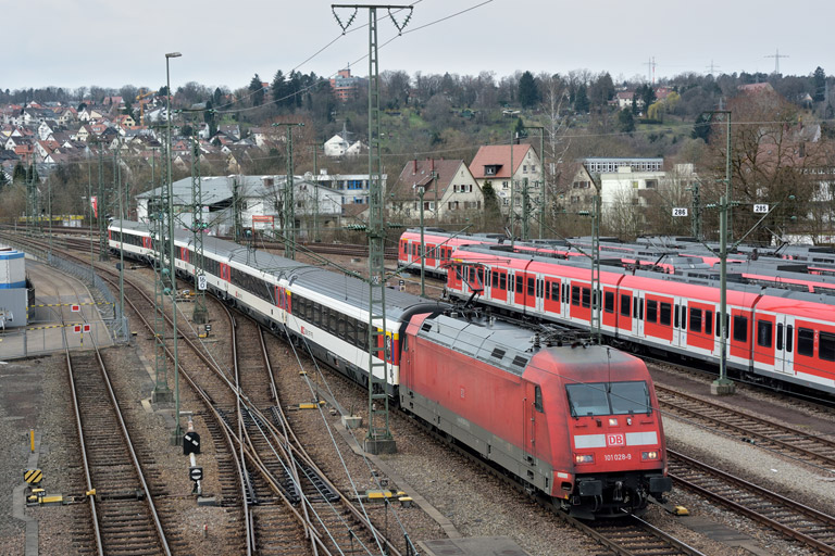 101 028 mit IC 282 bei km 16,0 (April 2015)