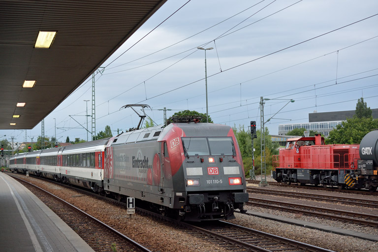 101 110 mit IC 285 und Lok der Baureihe G1206 bei km 15,6 (Juli 2015)