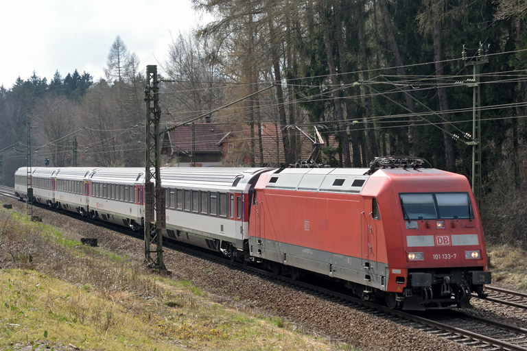 101 133 mit IC 186 bei km 18,2 (April 2015)