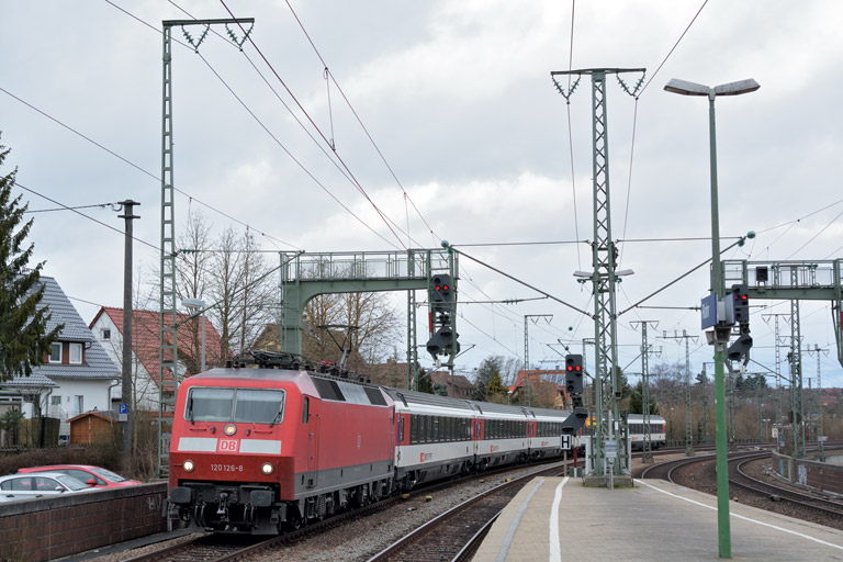 120 126 mit IC 281 bei km 16,6 (M&auml;rz 2015)
