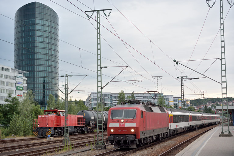 120 130 mit IC 182 und Lok der Baureihe G1206 bei km 15,6 (Juli 2015)
