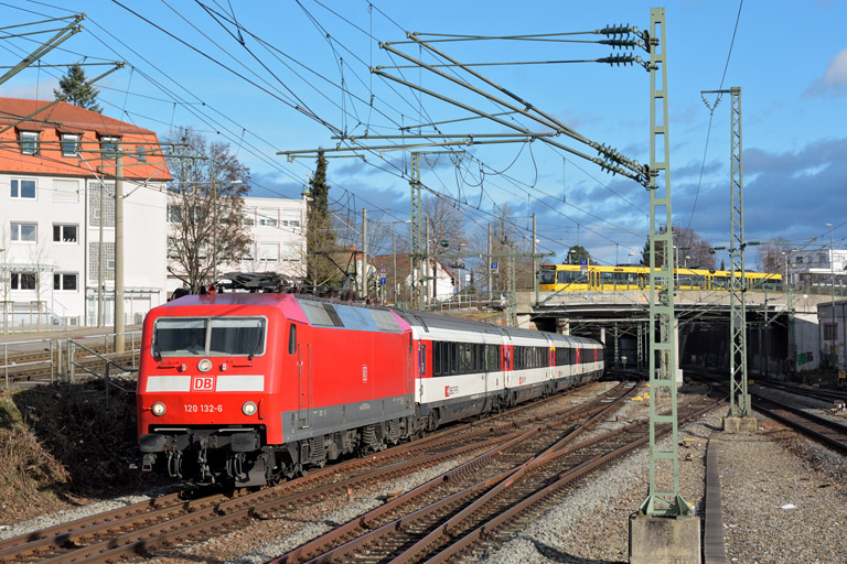 120 132 mit IC 185 bei km 15,4 (Januar 2015)