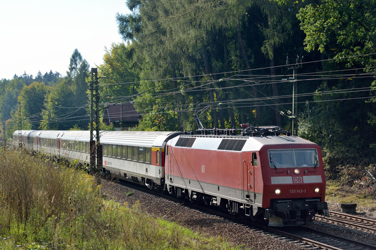 120 143 mit IC 186 bei km 18,2 (Oktober 2015)