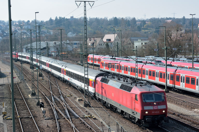 120 145 mit IC 2542 bei km 16,0 (M&auml;rz 2015)