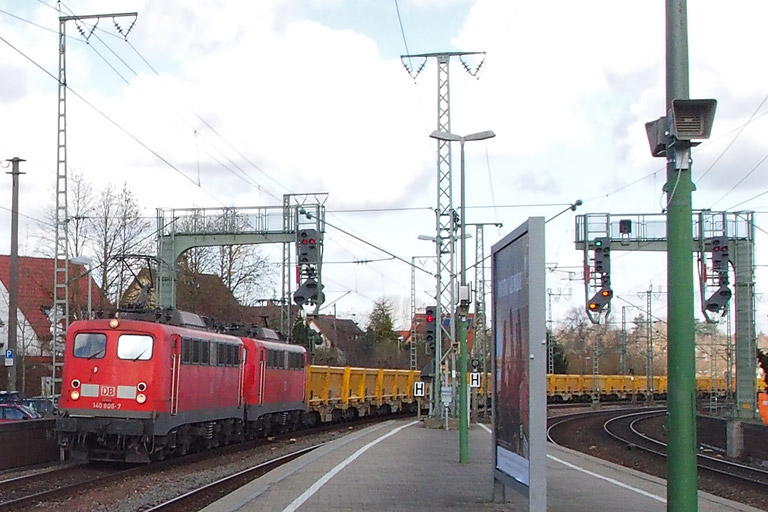 140 808 und 140 855 mit Bauz 92050 bei km 16,6 (Februar 2015)