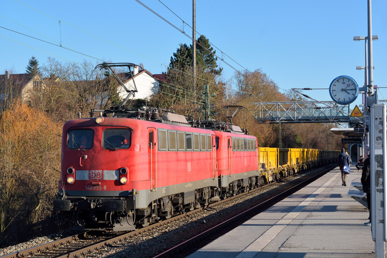 140 855 und 140 808 mit Bauz 92050 bei km 14,2 (Februar 2015)