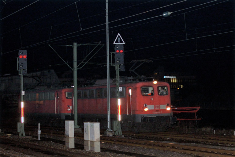 140 808 und 140 855 als T 93239 bei km 15,4 (Februar 2015)