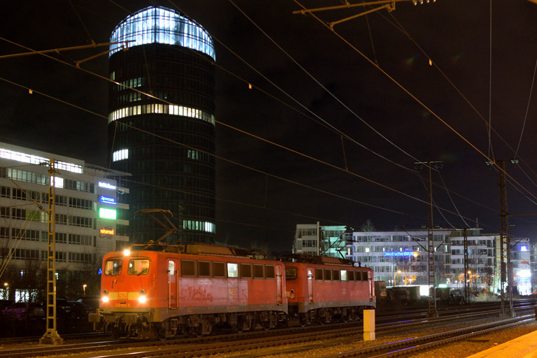 140 855 und 140 808 als T 93239 bei km 15,6 (Februar 2015)