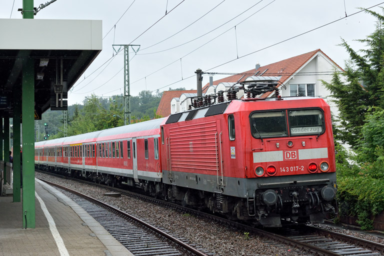 143 017 mit RE 19005 bei km 16,8 (Juni 2015)