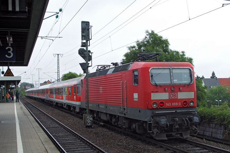 143 899 mit Lr 70670 bei km 16,8 (Juni 2015)