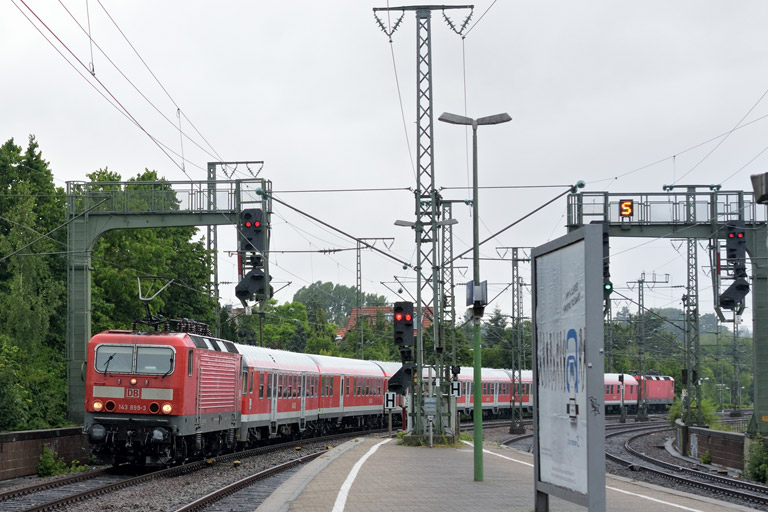 143 899 mit RE 19005 bei km 16,6 (Juni 2015)