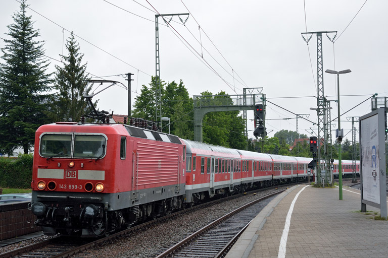 143 899 mit RE 19005 bei km 16,8 (Juni 2015)