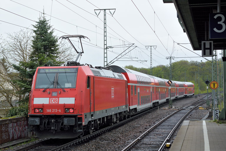146 213 mit RE 19045 bei km 16,8 (April 2015)