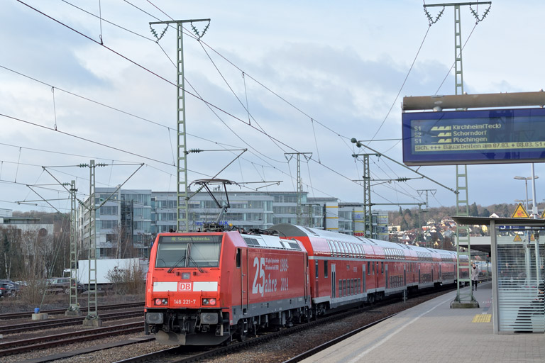 146 221 mit RE 19035 bei km 15,6 (M&auml;rz 2015)