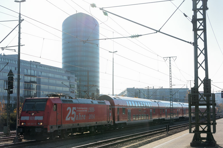 146 222 als RE 19042 bei km 15,6 (November 2015)